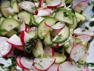 Салат из редиса с огурцами