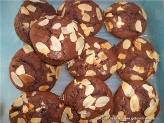 Шоколадные маффины с белым шоколадом и миндалем