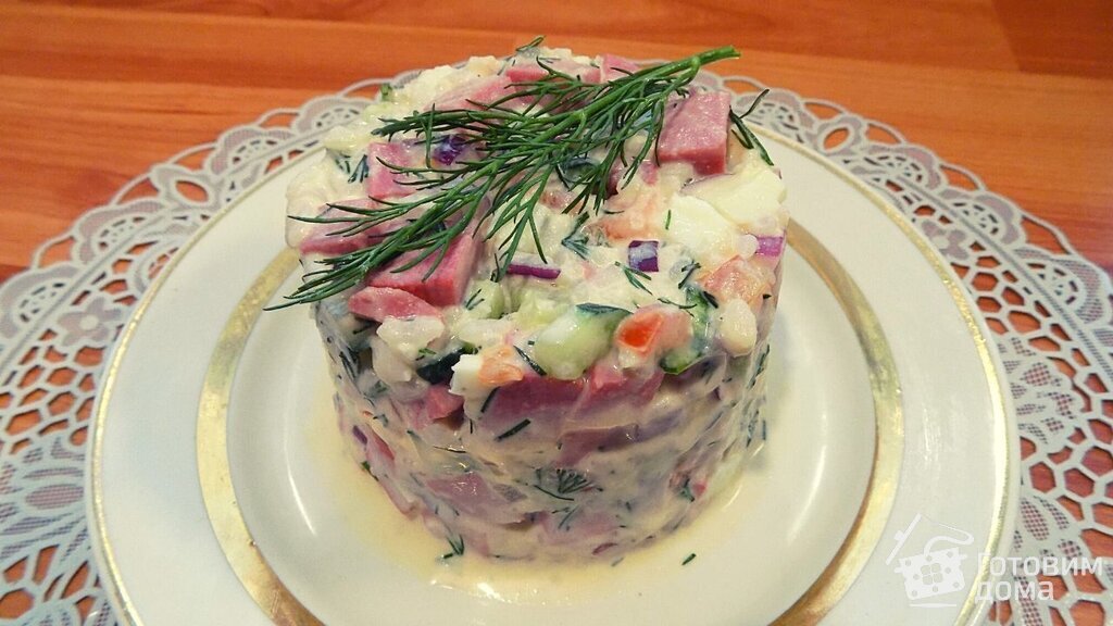 Слоеный салат «сугроб» с колбасой