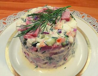 Салат с рисом, яйцами и колбасой