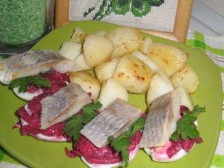 Яйца, фаршированные сельдью и свеклой