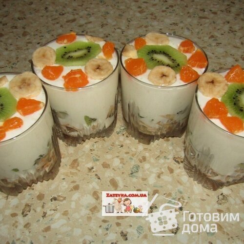 Сметанный десерт с фруктами