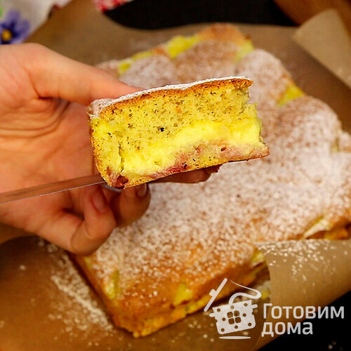 Нежный бисквитный пирог с клубникой и заварным кремом