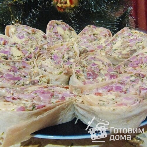 Рулет из лаваша с копченым мясом и грибами