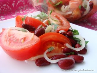 Салат из помидор и красной фасоли
