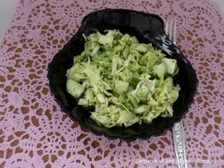 Салат с молодой капустой и огурцами
