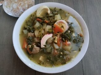 Зеленый борщ с молодой весенней зеленью