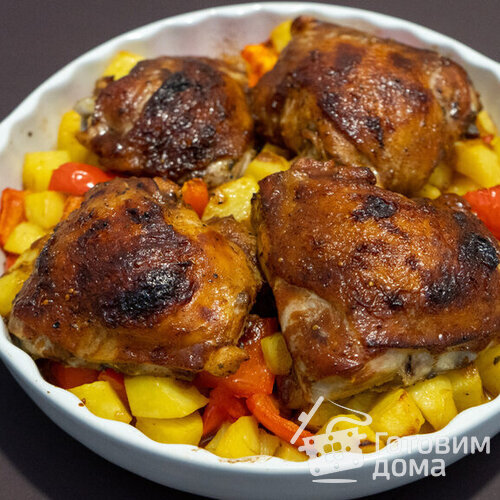 Куриные бедра запеченные с картофелем и перцем