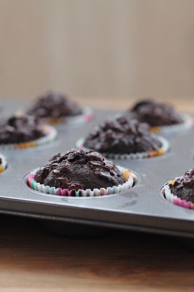 Шоколадные маффины с кусочками горького шоколада фото к рецепту 1
