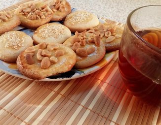 Вкусное песочное печенье с арахисом на новый год