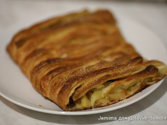 Слоеный пирог с яблоками и изюмом