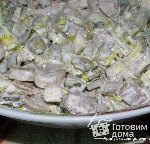 Салат из лука-порея, индюшатины и маринованных грибов