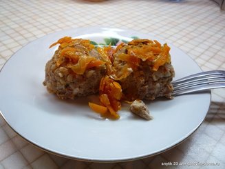 Биточки под красным, луковым соусом