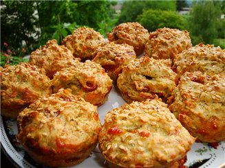 Кексы с острой колбасой и сыром
