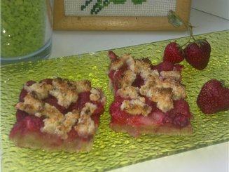 Овсяно-творожные ромбики с клубникой