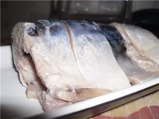 Соленая скумбрия с черносливом