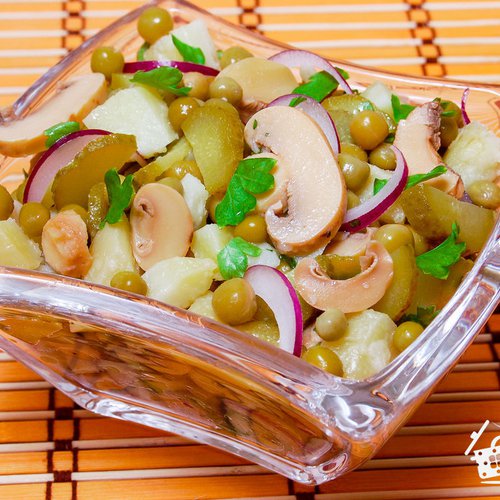 Постный салат из картофеля и соленых огурцов