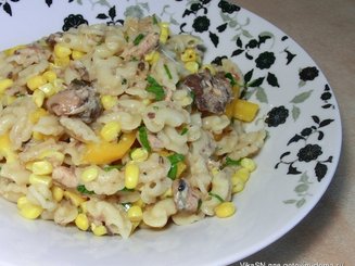 Пикантный салат из пасты с креветками/кукурузой