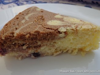 Шоколадно-творожный пирог с малиной