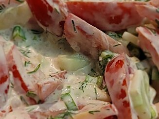 Салат из помидор с огурцами - что может быть нового?