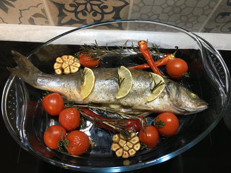 Сибас, запеченный с помидорами и чесноком