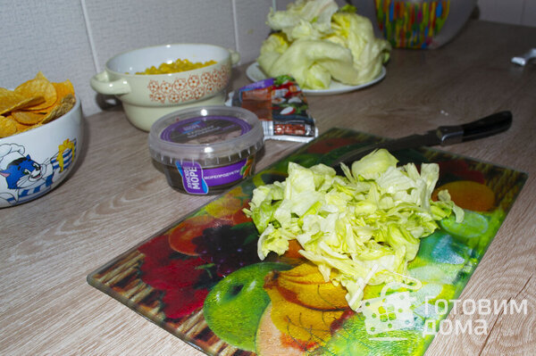 Новогодняя закуска из крабовых палочек и кальмаров на чипсах фото к рецепту 3