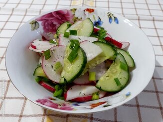 Салат из редиса с огурцами