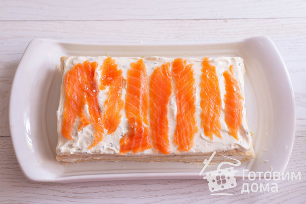 Закусочный слоеный торт с красной рыбой, сливочным сыром и авокадо фото к рецепту 9