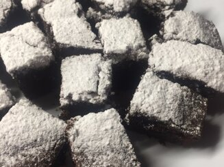 Брауни с орехами и карамелью
