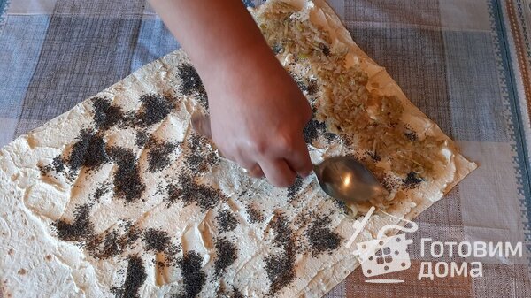Творожный рулет с грушами и маком: простой десерт из лаваша (Фото)