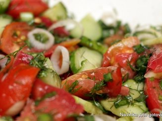 Салат из помидор с огурцами - что может быть нового?
