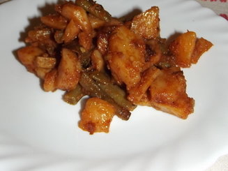 Тушеная стручковая фасоль с картофелем в томатном соусе