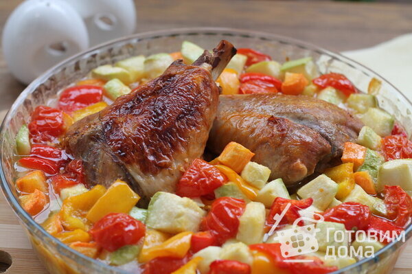 Голени индейки, запеченные с овощами фото к рецепту 1