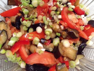 Салат из жареных баклажанов и свежих овощей