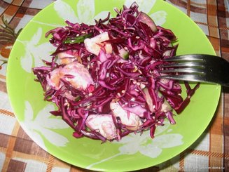 Салат из краснокочанной капусты с кунжутом и курицей
