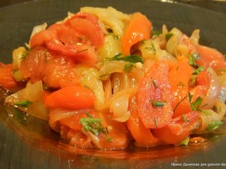 Тёплый салат из перцев и помидор