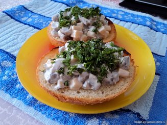 Грибной салат в батоне