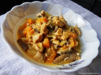 Запеченная курица с тыквой и грибами