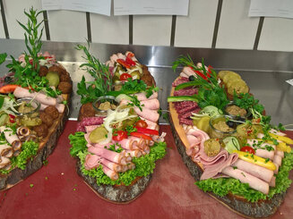 Мясная нарезка на новогодний стол