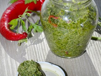 Песто из зелени петрушки с перцем чили
