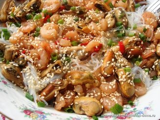Салат с морепродуктами и "стеклянной" лапшой