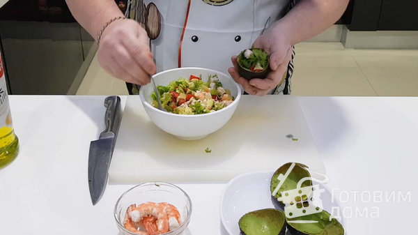 Салат с креветками в лодочках из авокадо фото к рецепту 8