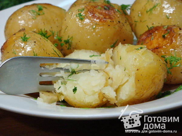 Молодой картофель, запеченный в мультиварке фото к рецепту 1
