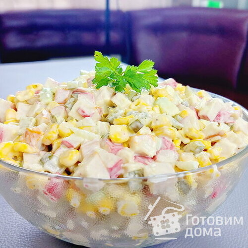 Новый салат с крабовыми палочками и куриным филе