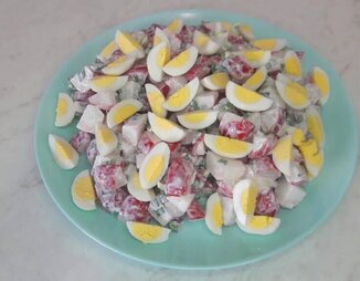 Салат из редиски и перепелиных яиц