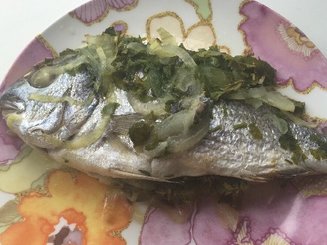 Дорада/сибас, запеченная с луком и зеленью