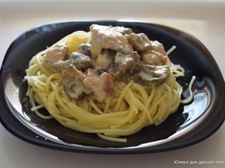 Спагетти с курицей, беконом и шампиньонами