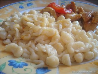 Шпецле с шампиньонами и беконом