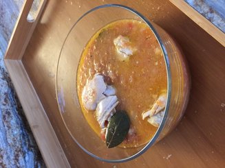 Курица, тушенная с оливками и лимоном