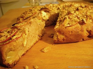 Осенний пирог с яблоком, тыквой и медом